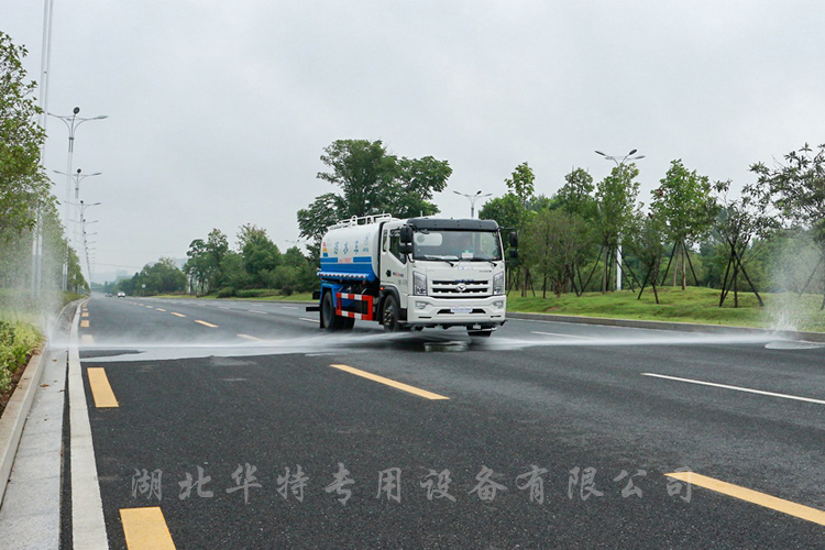 洒水车道路洒水作业